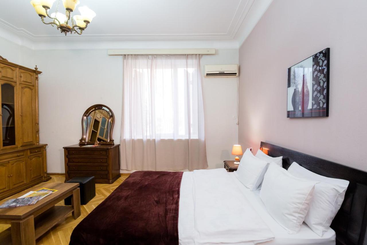 Apartment Gallery Rustaveli 1 Tbilisi ภายนอก รูปภาพ