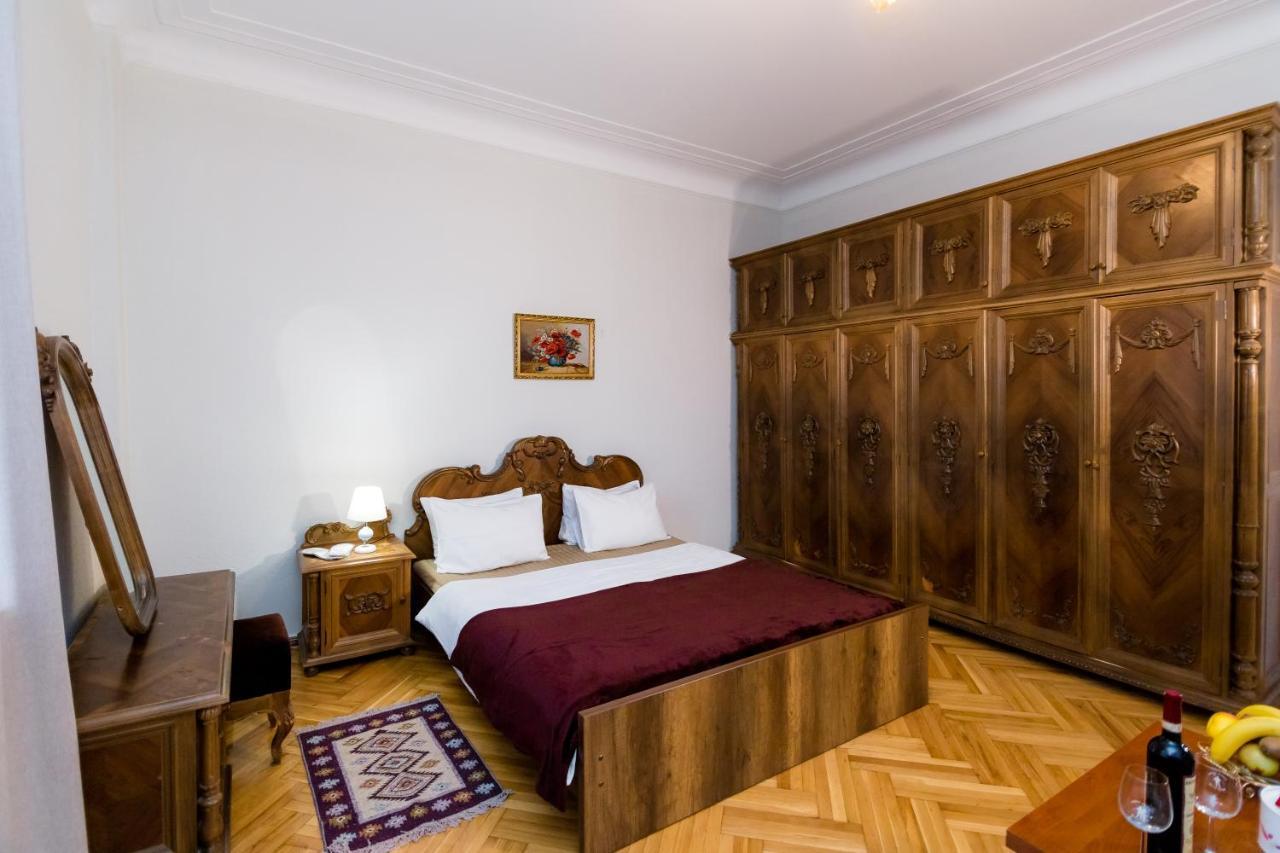 Apartment Gallery Rustaveli 1 Tbilisi ภายนอก รูปภาพ