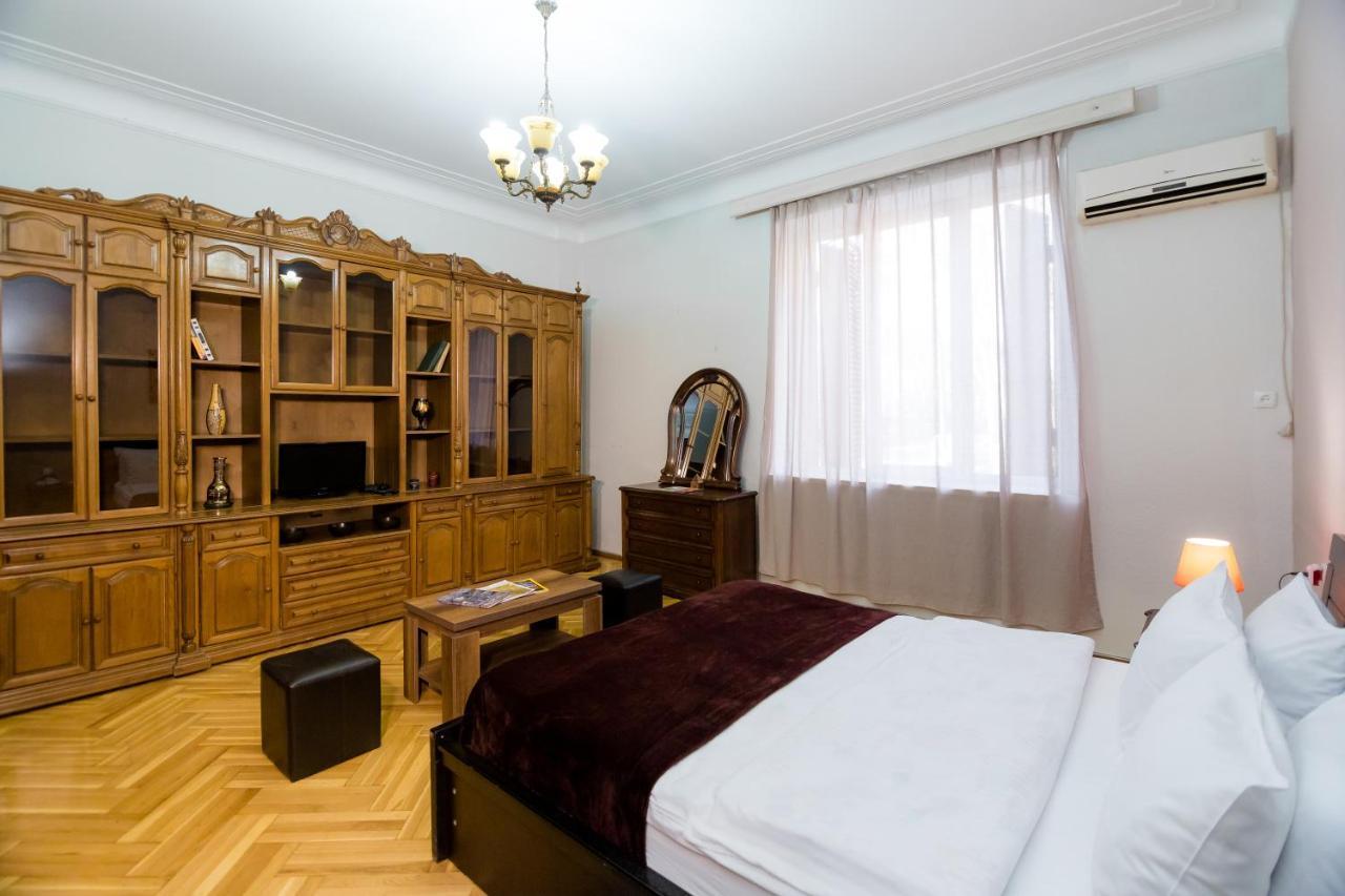 Apartment Gallery Rustaveli 1 Tbilisi ภายนอก รูปภาพ