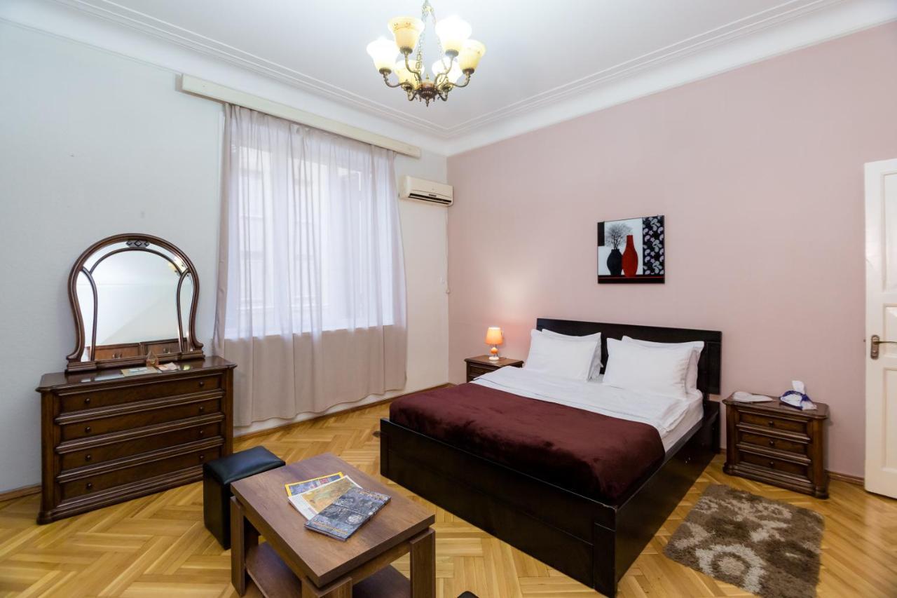 Apartment Gallery Rustaveli 1 Tbilisi ภายนอก รูปภาพ
