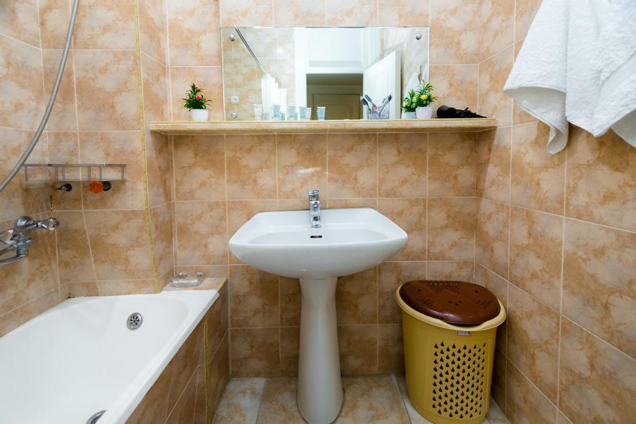 Apartment Gallery Rustaveli 1 Tbilisi ภายนอก รูปภาพ