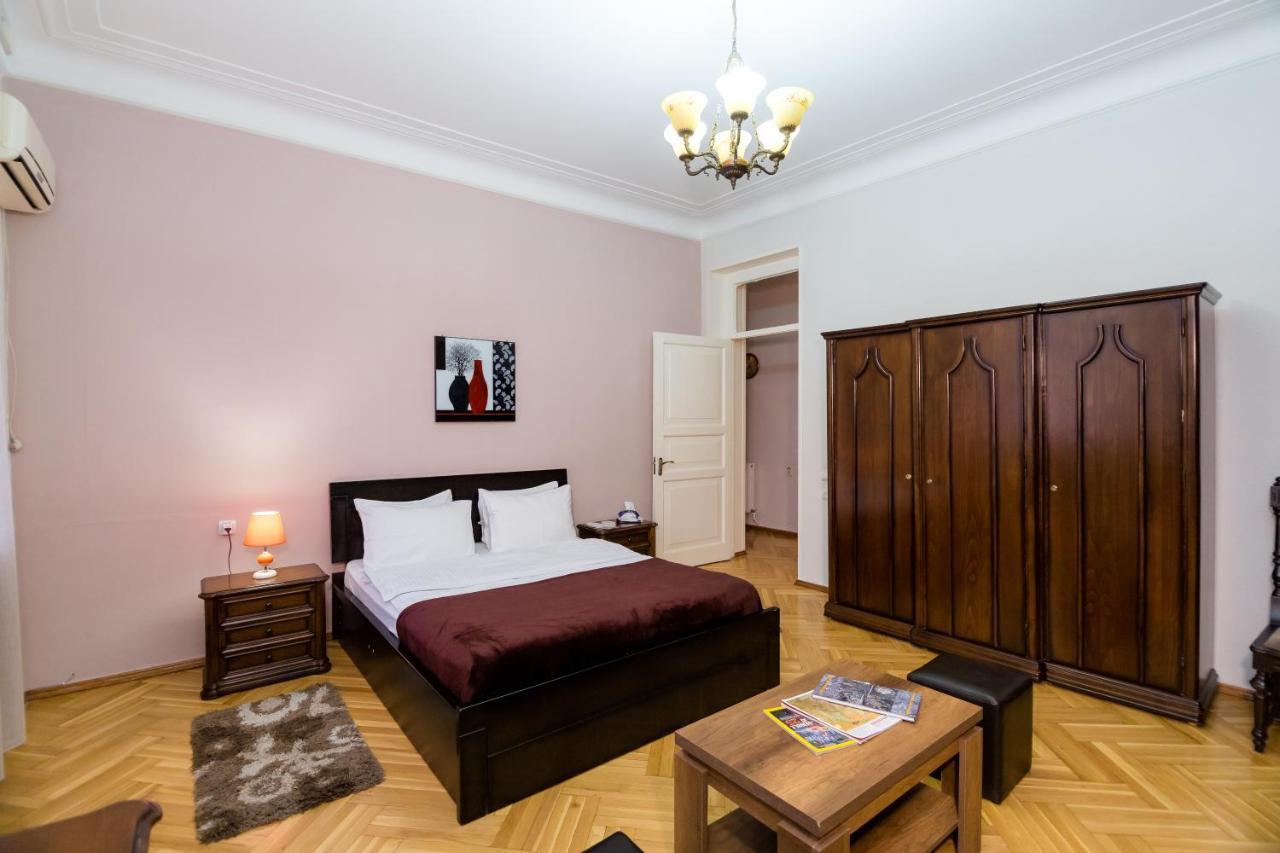 Apartment Gallery Rustaveli 1 Tbilisi ภายนอก รูปภาพ